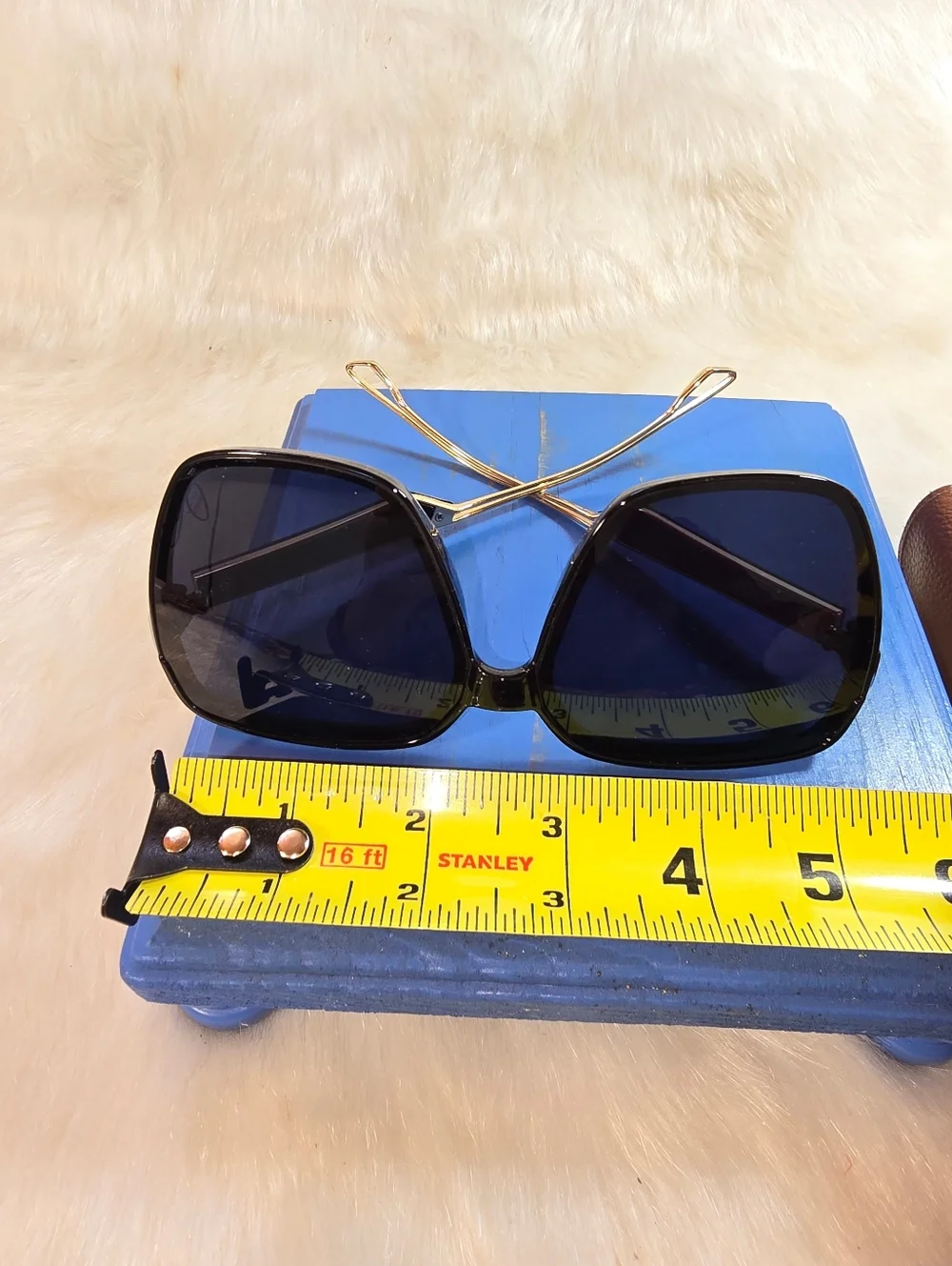 Linfemand Classic Black Oversized Women's Sunglasses